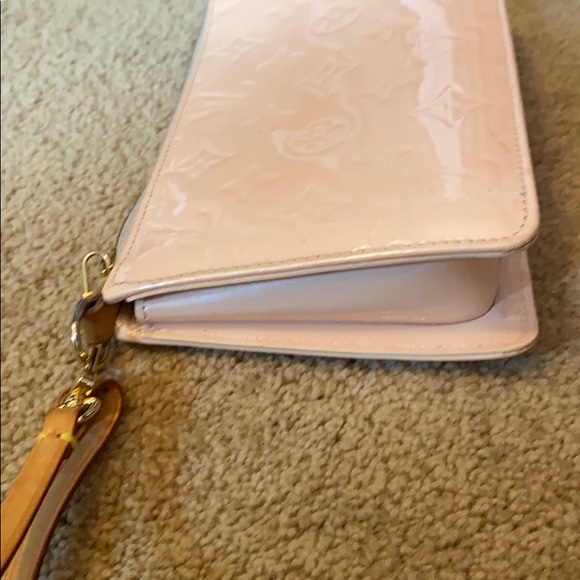 Great condition can be cross body or wristlet ! - Picture 8 of 12